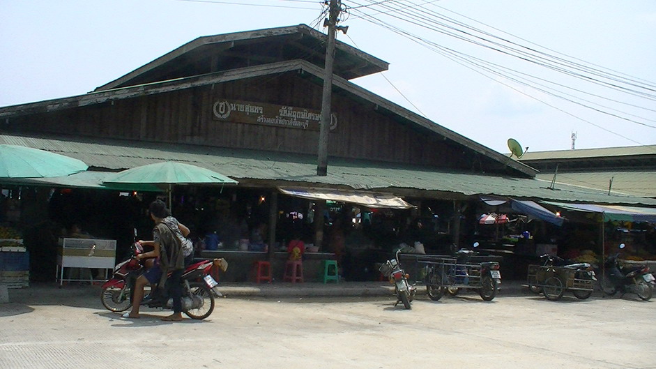 ร้านอยู่ที่หัวตลาดเสี่ยฮุกนี่เอง :umh: :umh: :umh:ตรงเก้าอี้ 3 ตัวที่วางเรียงรายนั่นเอง โดยเฉพาะขนมจ