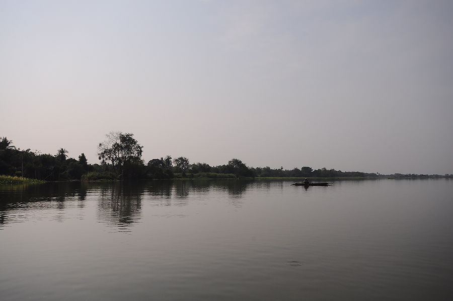 ตอนนี้เหมือนอยู่ตัวคนเดียวบนเรืออันแสนเปล่าเปลี่ยวเลย ทั้งๆที่มีเสียงหัวเราะต่อกระซิกดังมาจากท้ายเรื