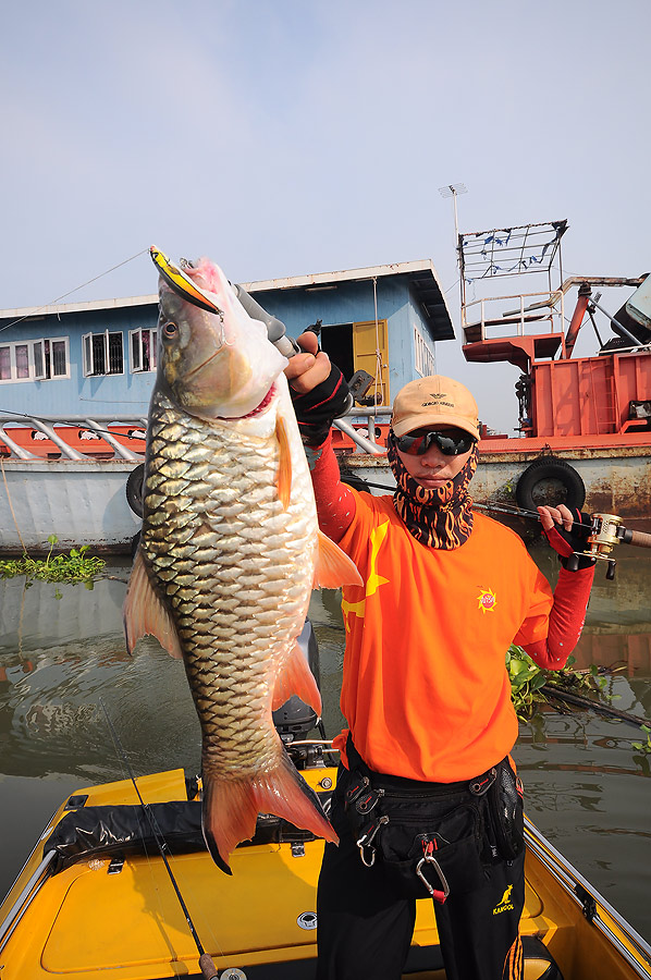 เท่านั้นยังไม่พอ เอาปลาให้เต๋าถือถ