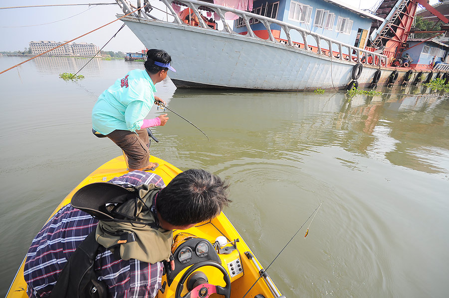 หันหัวเรือเข้าหาแล้วตียัดเข้าไปเล