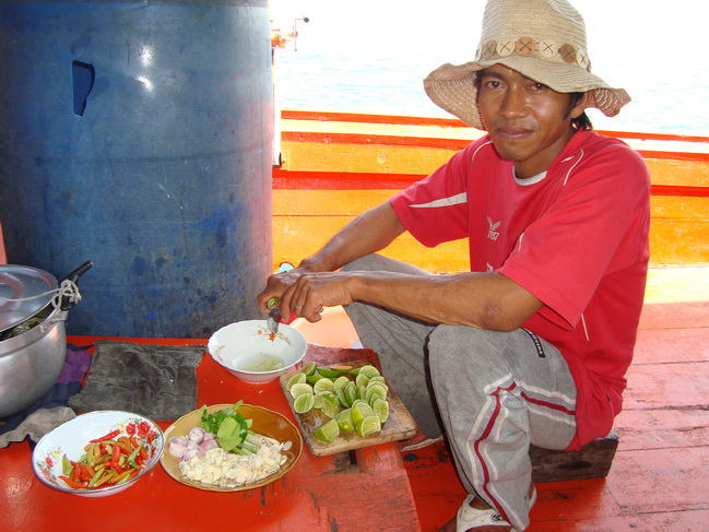 คุณ อภิชาติ ได้เตรียมอาหาร สำหรับคน
