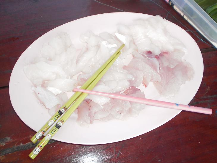 ส่วนจานนี้ เนื้อขาวๆเป็นปลาหน้าวัวขนาด 1 กิโล ส่วนเนื้อแดงๆเป็นสลิดหินครับ
รสชาดใช้ได้เหมือนกันครับ