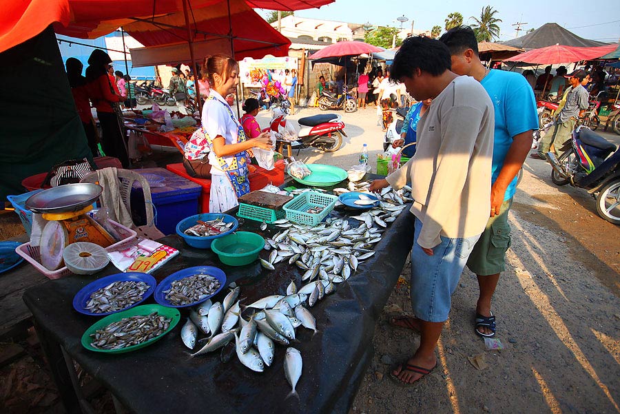 ที่พักอยู่ติดกับตลาด......เลยออกไปจัดปลาทูสดๆ.....เตรียมเอาไว้เผื่อเหลือ เผื่อขาด.....
 :smile: :sm