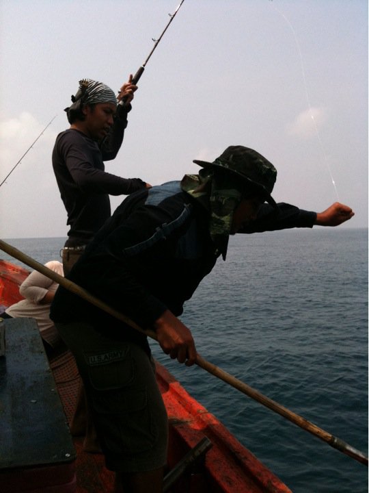 ทั้งตกทั้งเกี่ยวรอบเรื่อคับไม่ต้องว่างคันกันเลย