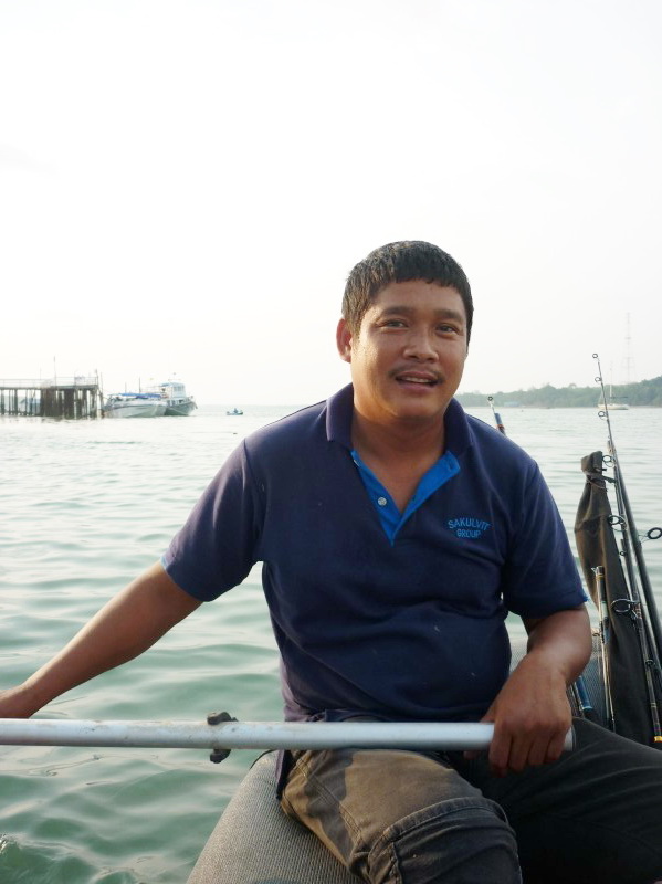 เอาเรือลงน้ำเสร็จ...เรือลอยออกข้างนอกแล้วแต่เครื่องเรือสตาร์ทไม่ติดเนื่องจากไม่ได้ใช้งานนานหลายเดือน