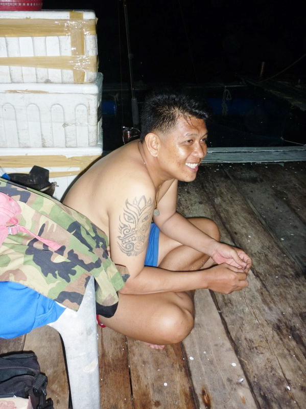 

บอกแล้วว่าให้สะสมไขมันเหมือนผม...........ขนาดถอดเสื้อยังไม่เป็นไร......... :laughing: :laughing: