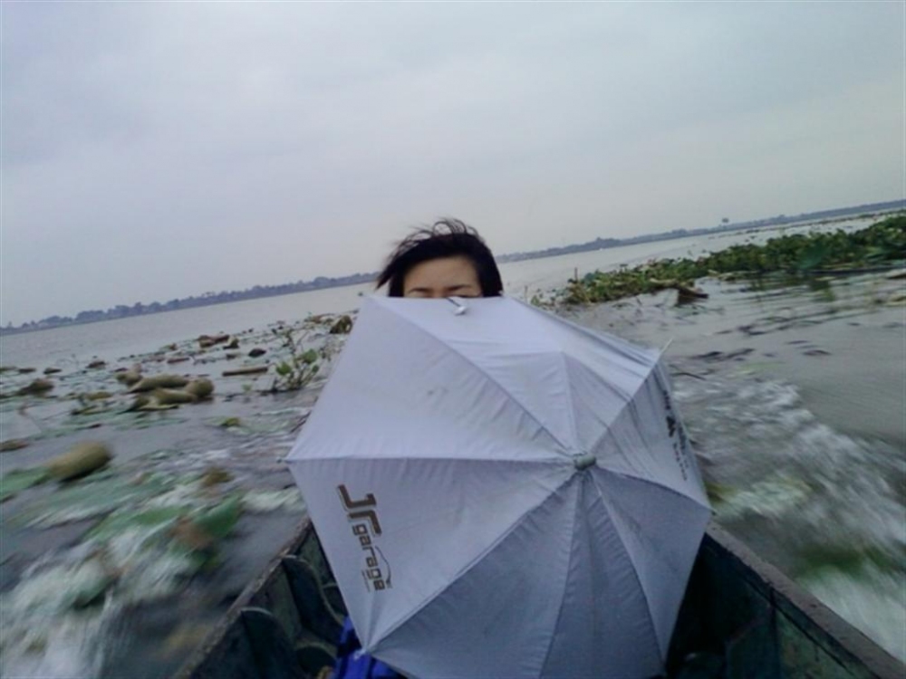 ที่เห็นกางร่มฝนยังไม่ตกนะครับ....ลมมันแรงครับคลื่นสูงประมาณ50ซม.เรือชนคลื่นน้ำกระเด็นขึ้นเรือครับเลย