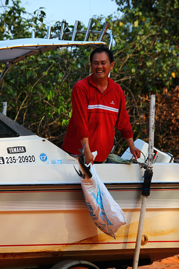 โยกเสร็จ จนเรือเข้าที่......เพื่อนลิ้มก็อารมณ์ดีเอาปลามาโชว์.................
อินทรี 1.....ที่เหลือ