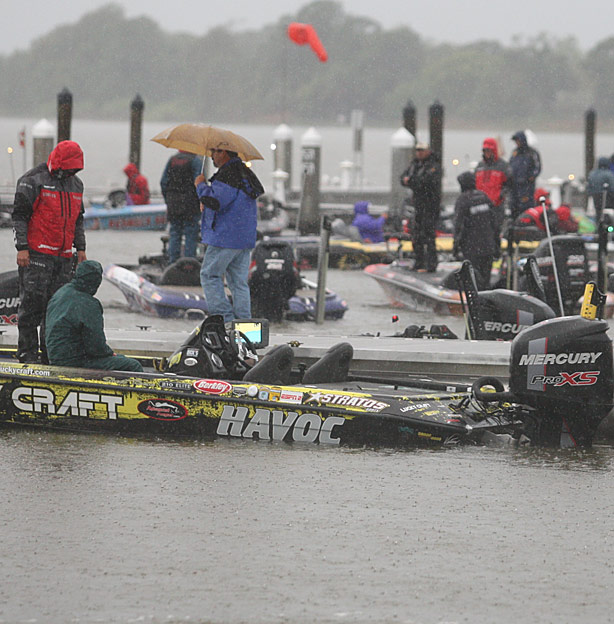 Bassmaster Elite Series: Sunshine Showdown Day 1 จบวันแรกแย้ว