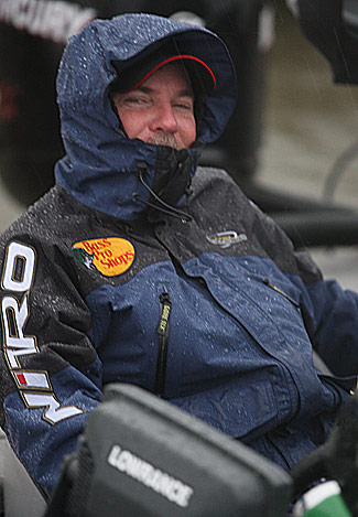 Dennis Tietje ยิ้มหวานผ่านเสื้อกันฝนมาแต่ไกล แต่ในใจคงหนาวไปถึงไหนก็ไม่รู้  :smile: