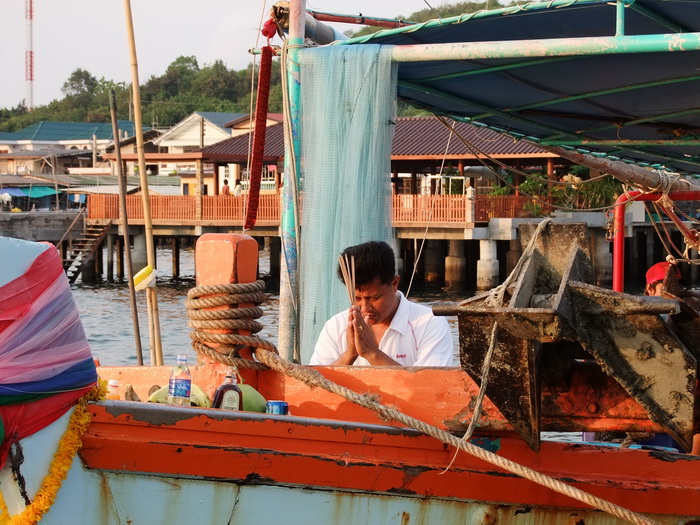 หัวหน้าทริพ ไหว้แม่ย่านางเรือครับ  :smile: :smile: