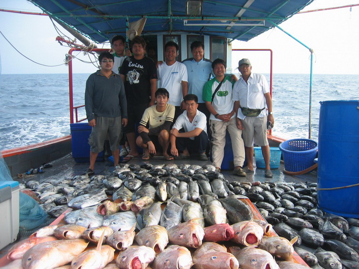 ขอจบด้วยภาพนี้นะครับ  ภาพรวมของสมาชิกครับ กับปลาครึ่งตัน ส่วนใหญ่เป็นปลาจิ๊กครับ  ทั้งเหนื่อย ทั้งเม