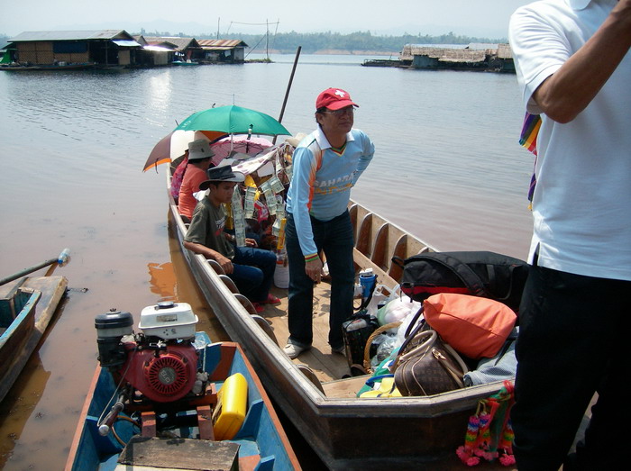 สิ่งแรกนำเงินผ้าป่าลงเรือก่อนครับ
เฮงๆๆๆๆๆ