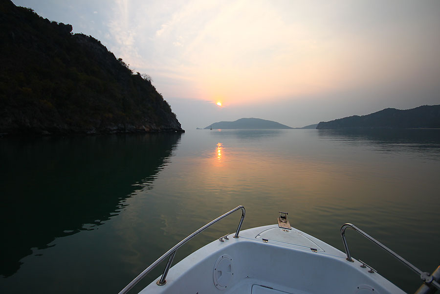 เล่งเรือลัดเลาะ....หลบเกาะเข้าหมาย.......
หวังหาปลาเหยื่อไป....ลอยสายสอยอินทรี............
 :smile