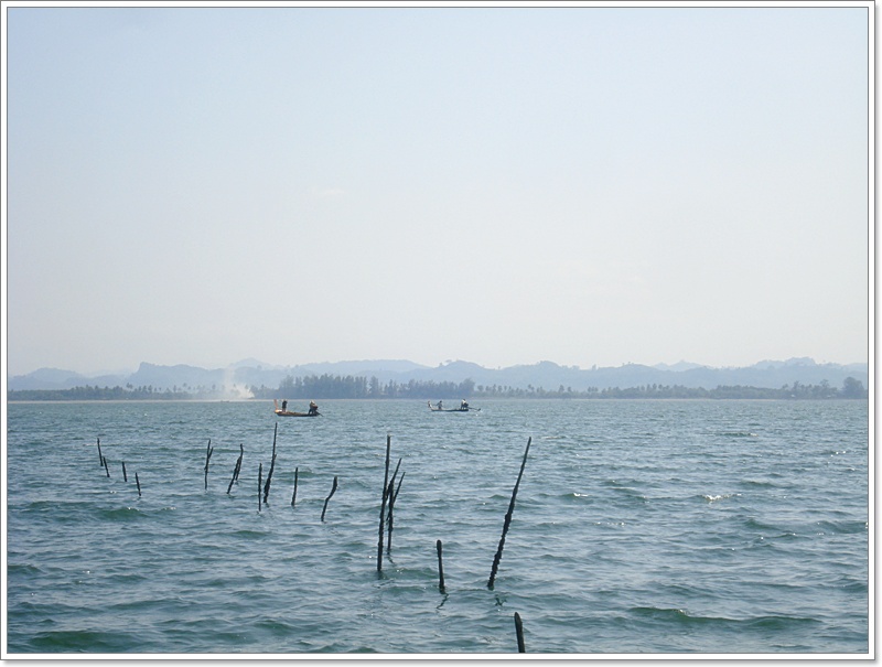  [b]เรือชาวบ้านหลายลำเดินทางออกมาจาก