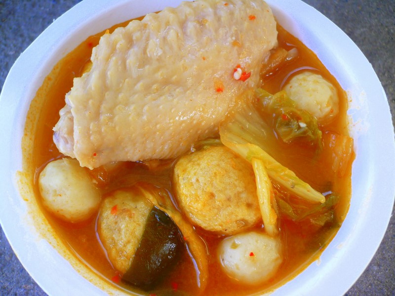 มีปีกไก่ด้วย อร่อยดีไม่เบาเหมือนกัน เสียดายจำชื่อเมนูไม่ได้ซะแล้ว :umh: