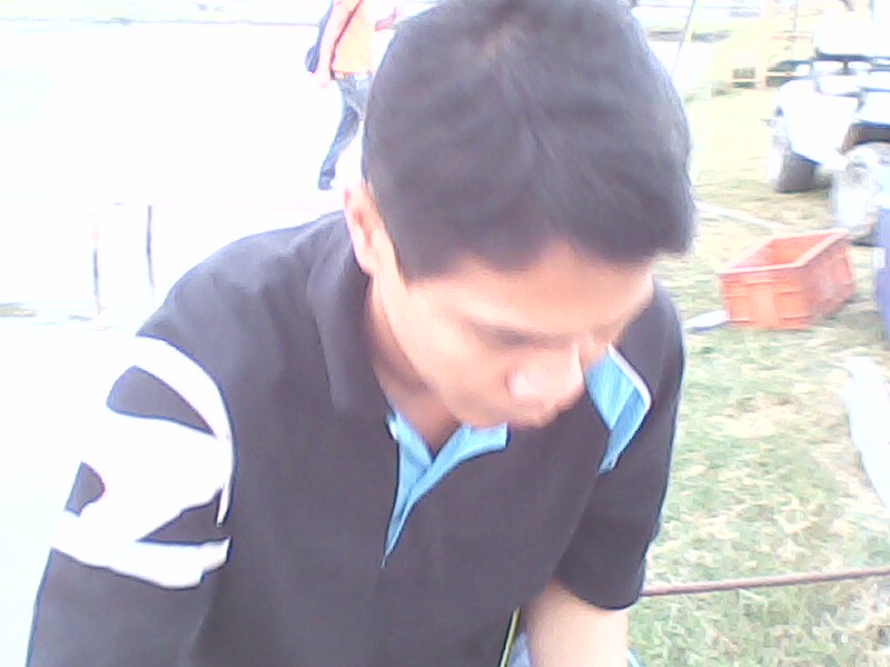 พี่วีระ...รุ่นพี่ในทีมผมแกชอบตีฟลาย....จะไปหาตีฟลายกันตามน้ำไหลผมเลยให้แกมาสอนผม...ในการตีฟลายในที่แ