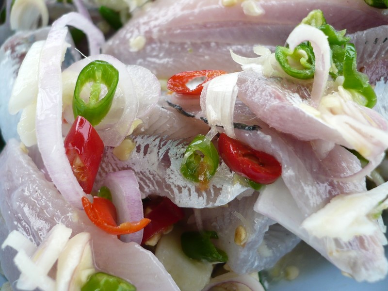 เรียบร้อยเมนูแรกที่แกอยากลอง ยำปลาหลังเขียวผมตกน้าไก่ยำ กินกันไม่เหลือ กินเผ็ดเก่งซะด้วยติดใจกันยกให