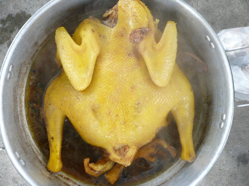 ได้ที่แล้ว...ไก่ต้มโค้ก อันนี้รู้สึกว่าจะถูกอกถูกใจกันเป็นพิเศษเลย เชฟแล่แจกแทบไม่ทัน ผมก็ถ่ายรูปไม่