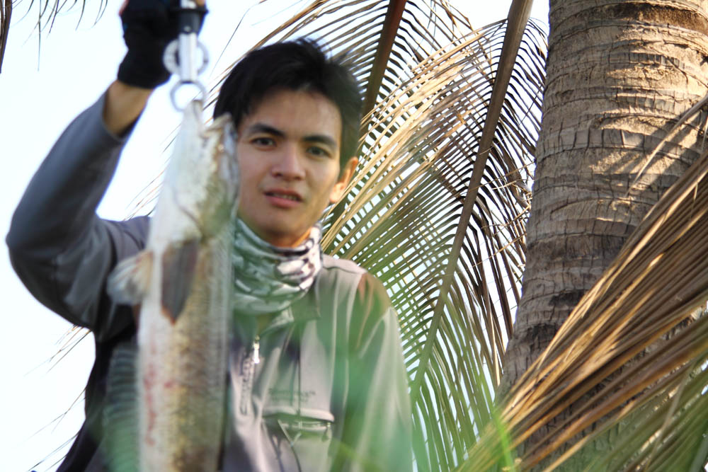 จะถ่ายรูปคู่ปลา ลองตั้งกล้องถ่าย โฟกัสเล็งไว้ที่ต้นมะพร้าว ถ่ายออกมาพลาด  :cheer: :cheer: :cheer: