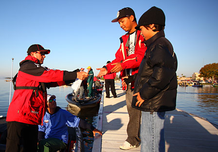 Kevin Vandam อันดับที่ 2 หลังจบวันที่ 2 กำลังเซ็นลายเซ็นให้แก่แฟนๆ  :blush:

สู้เขานะจารย์