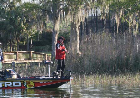 Kevin Vandam กำลังตีเหยื่อขนานกับแนวฝั่งด้วย Crankbait ที่ทำให้เขาชนะ Classic เมื่อ 3 อาทิตย์ก่อน 
