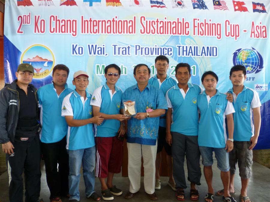 1 ถ้วย รางวัลชนะเลิศปลารวม งานแข่งนานาชาติ