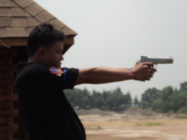 อีกหนึ่งท่านคับ... เห็นผมถ่ายภาพอยู่หันมาบอกเลย.... 

"อย่าถ่ายให้ชัดนะพี่.. เดี๋ยวผมไม่หล่อ..."