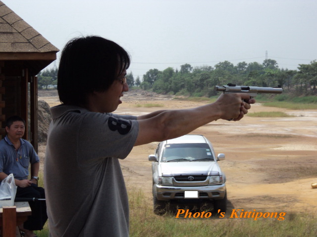 นี่ก็อีกท่านนึง... ปืนในมือนั่นคือ  Ruger mark3 ขนาด .22lr นะครับ.. ยิงสนุกมาก..(เพราะลูกปืนราคาถูกก