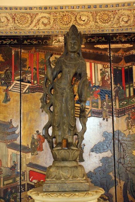 ด้านหน้าชั้นสอง แสดงพระโพธิสัตว์อว