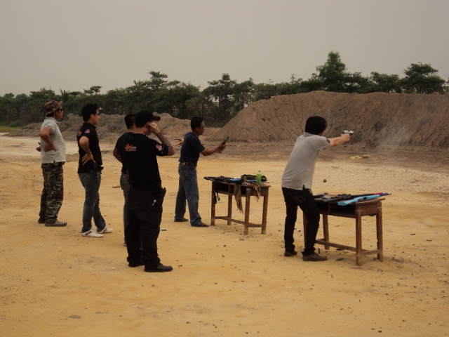 คราวนี้ HK compact. ปะทะ CZ 75compact.  

ปรากฎว่า CZ.ดั