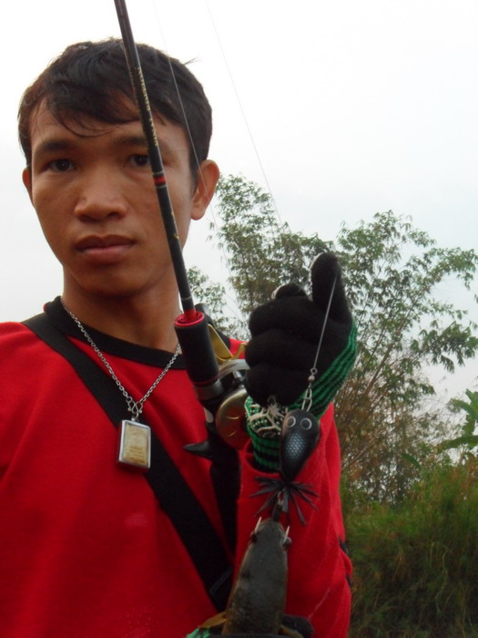 เอ้า เดินมาทางเจ้าวุธ กำลังเอาปลาข