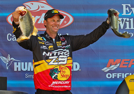 ที่ 4

Kevin Vandam ไล่ตามได้น่าดูชม น้ำหนักวันสุดท้ายทำได้ดีมากแต่ก็ไม่ทัน

65 ปอนด์ 13 ออนซ์  