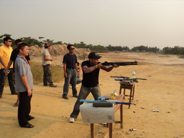 นี่คับ... เจ้าของปืน Benelli M2 ...  ไม่ใช่น้าเสื้อดำที่ถือปืนนะคับ...  แต่เป็นน้าเสื้อเทาที่ยืนดูอย