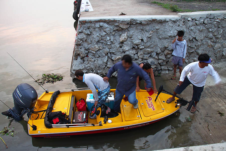 ก้าวขาลงเรือพร้อมลงคาถา สะกดวิญญาณ ท้ายเรือน้าโม่งโบกมือมองดูคล้ายๆจะบ๊าย บาย..หรือ อะไรสักอย่าง....