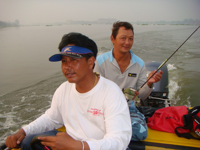 ท่านรองฯ พอเห็นผม กับลุงนพ ได้ตัวก่