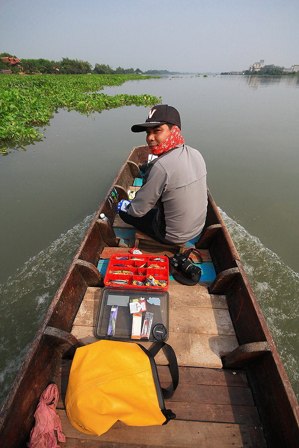 ย้ายกันไปเรื่อย ๆ นั่งเรือกันไปยาว ๆ

ลุงแดงแกบอกมาว่า "ไม่เคยพาใครมาไกลขนาดนี้เลยนะเนี่ย"
 :gr