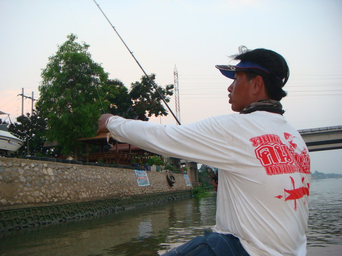 ตีกันจนมาถึง ที่ขึ้นเรือ ก็กริป     :grin: :grin: :grin: