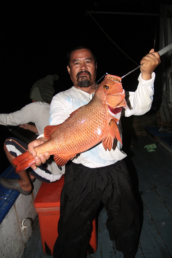  [b]ปลาในตระกูลสัตว์มีพิษ  ตัวสีแดงๆ  ไม่นานก็โดนสอยขึ้นเรืออย่างง่ายดาย   [/b] 