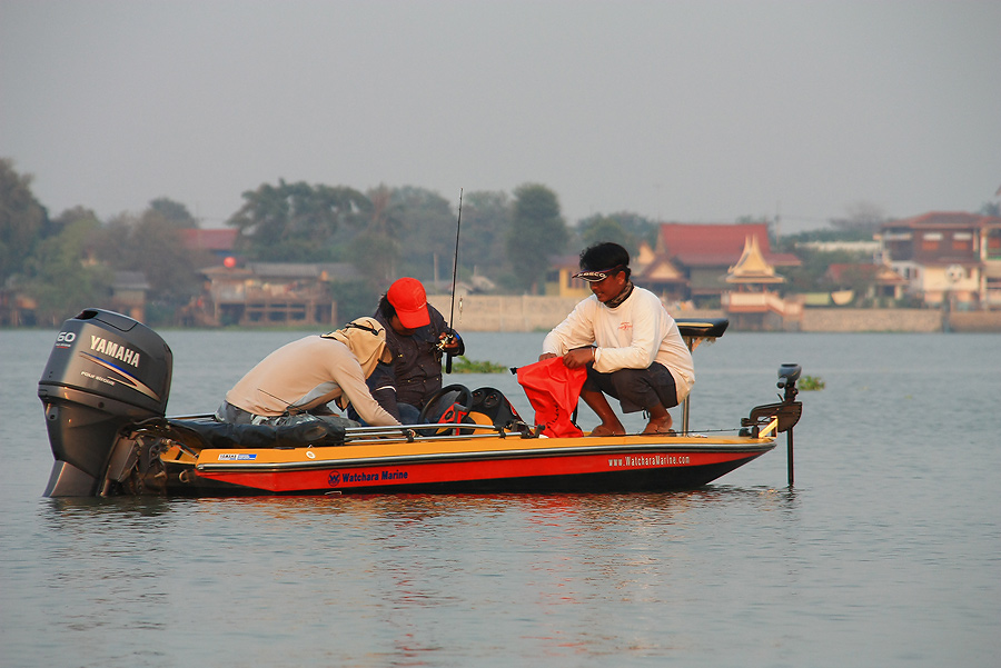 น้าโม่งจามแรงไปหน่อย....หัวแห้วร่วงลงในเรือ...
รีบหากันใหญ่เลย...
 :laughing: :laughing: :laughing
