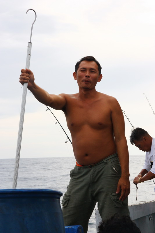  [b]บนเรือมีพนักงานกี่คนก็ต้องออกมาช