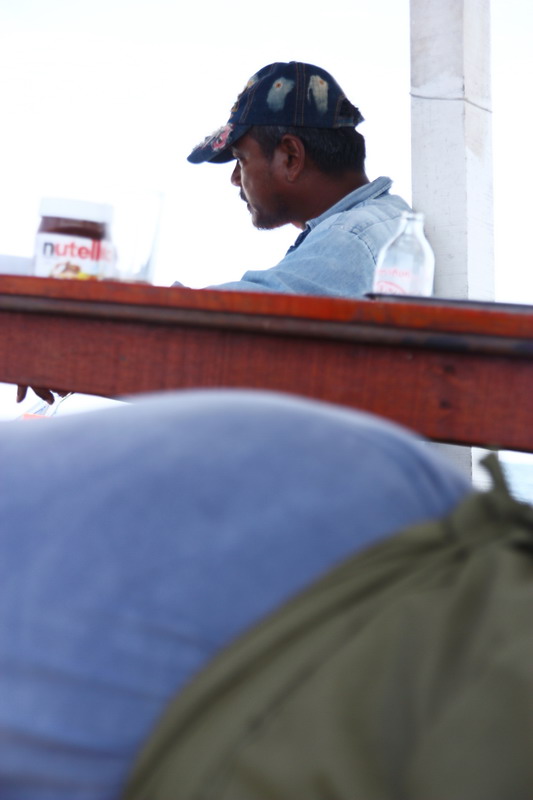  [b]โกอี๊ดถึงกับนั่งคอตกอยู่ที่โต๊ะหน้าเก๋งเรือ หลังจากที่เห็นทะเลเรียบและอากาศดีสุดๆในขณะที่เราต้อง