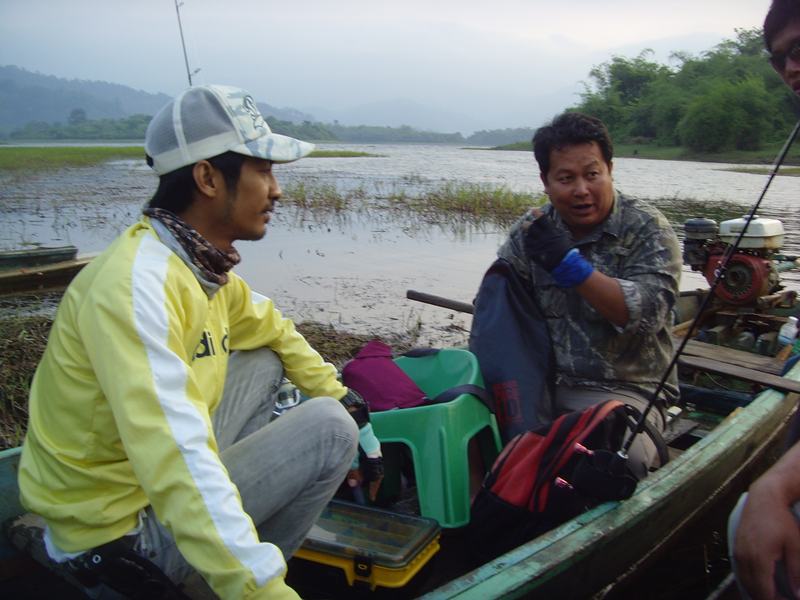 เรือมารับแล้วครับ......แต่ลมแรงโคด.........ๆๆๆ.............  :laughing: :laughing: :laughing: :laugh