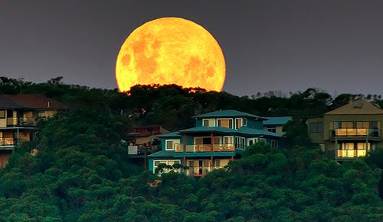 การแข่งในสนามนี้เกิดเหตุการณ์ Super Moon หรืออภิมหาพระจันทร์เต็มดวงขึ้น ซึ่งเจ้าพระจันทร์เต็มดวงระดั