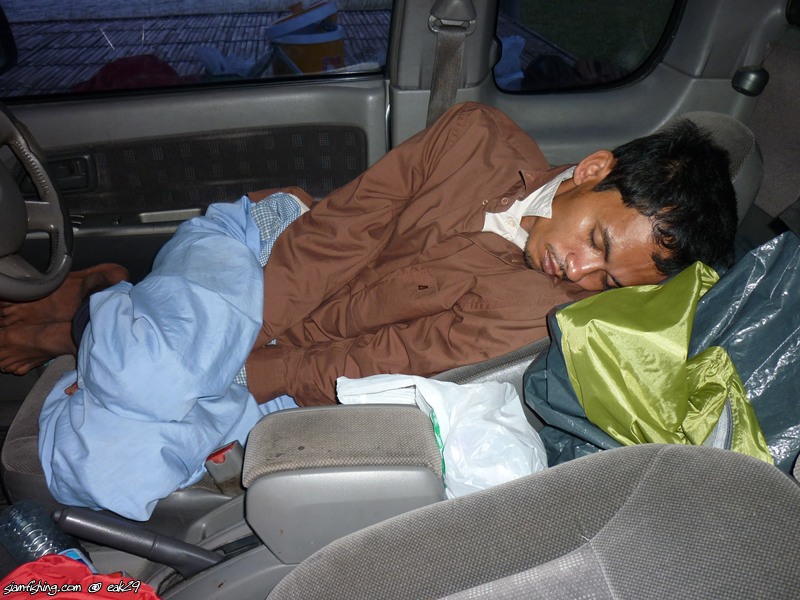  [center][b]แล้วเราก็ต้องนอนกันในรถกันจนเช้าเพราะว่าข้างนอกหนาวจัดนอนไม่ไหว:laughing:[/b][/center] 
