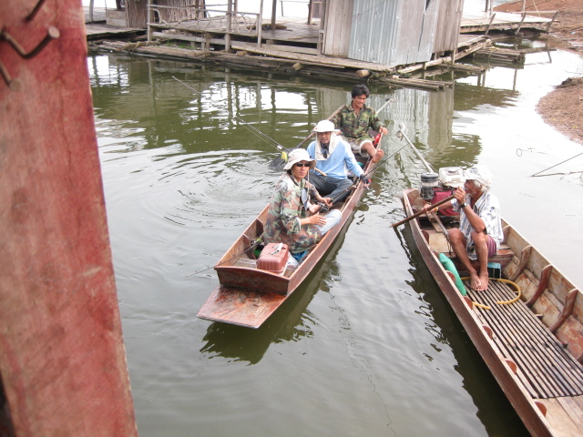 สักพักสิ่งที่รอคอย   เรือมาแล้ว   น้าบี น้าปอง อาศัยความไวลงเรือก่อนเลย   
ถ่ายเป็นหลักฐาน   สองพรา