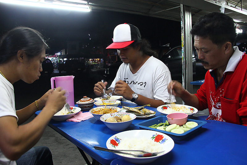 

หลอกมมาเชือด 555   :laughing: :laughing:  