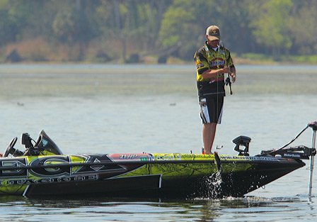 Derek Remitz กำลังยกปลาปิ๋มขึ้นเรือ เอา น่าดีกว่าไม่ได้  :laughing: