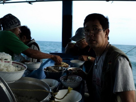 เรือเข้าหมายก่อนจะค่ำ กับข้าวมือเย็นก็เสร็จพอดี มาทานข้าวมื้อเย็นวันแรกกันครับ ... :umh: :umh: :umh: