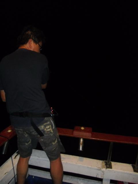 ตัดมาทางท้ายเรือ...รองเฮงกับพวกผมอีกหลายคนก็ยังโดนถล่มกันอยู่คับ :ohh: